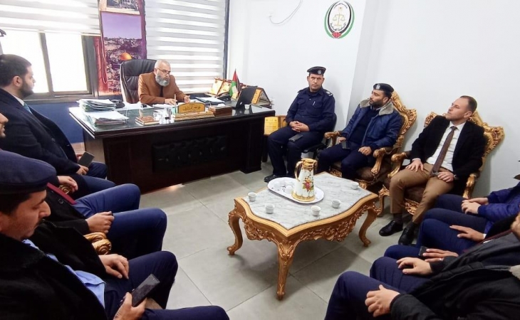 مدير نيابة خانيونس الجزئية يعقد اجتماعاً مع مفتشي تحقيق مراكز شرطة خانيونس