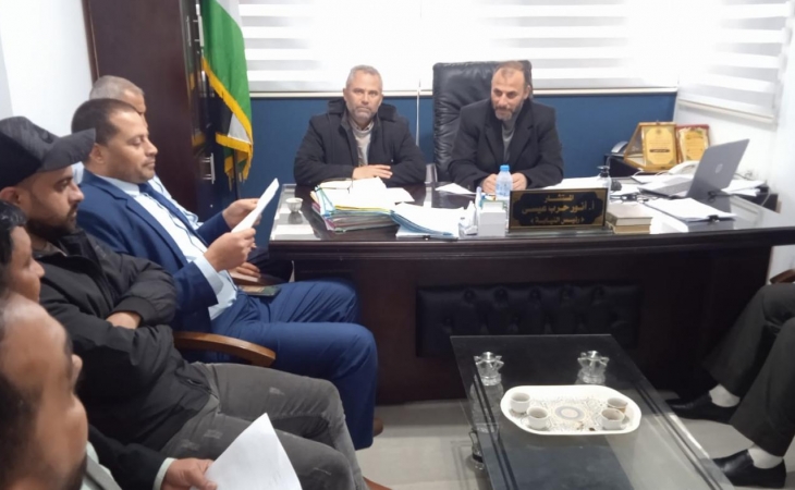 مدير نيابة خانيونس الكلية يجتمع بالطاقم الإداري والفني للنيابة