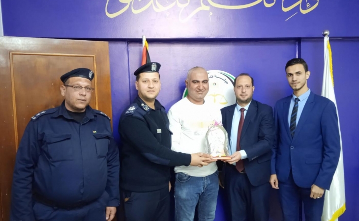 نيابة الوسطى الجزئية تكرم نقيب متقاعد من مرتبات الشرطة القضائية في سرايا النيابة