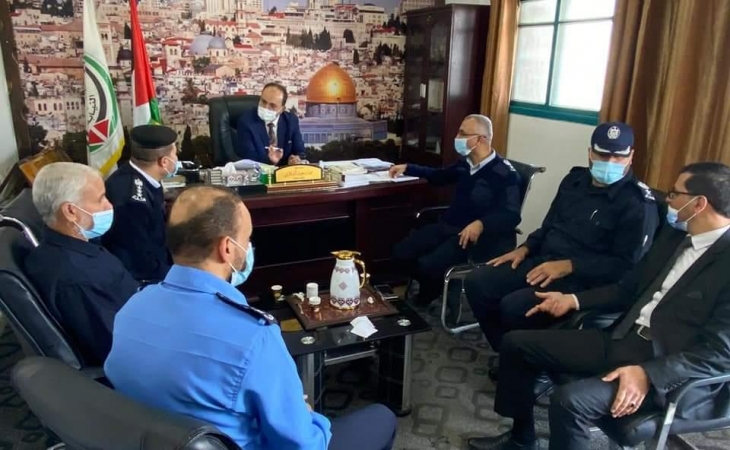 رئيس نيابة الوسطى وقيادة شرطة المحافظة يؤكدون على تشديد الإجراءات بحق المخالفين لتعليمات السلامة والوقاية 