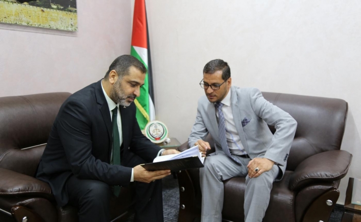 وكيل النيابة العامة محمد الطويل يهدي النائب العام رسالته في الدراسات العليا " الماجستير"