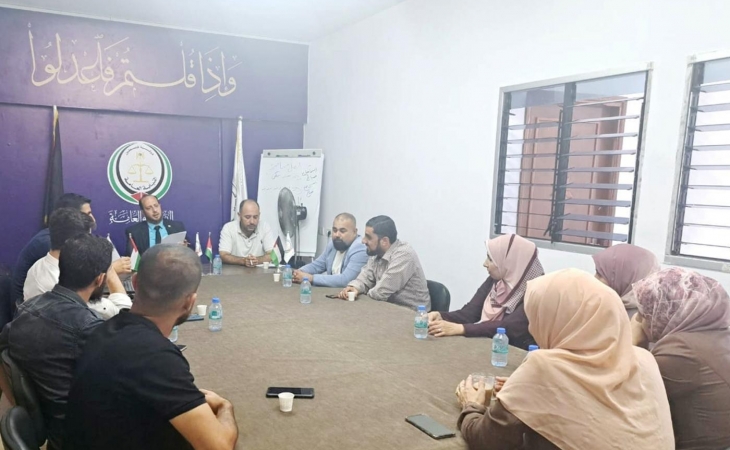 نيابة الوسطى الجزئية تعقد اجتماعاً مع طاقمها الإداري