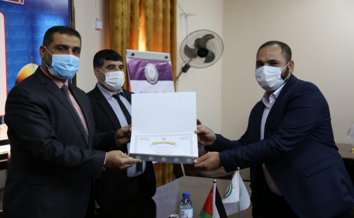 النائب العام المستشار/ضياء الدين المدهون، وبحضور مدير عام النيابة العامة د.ماهر المصري، ورئيس ديوان النائب العام المستشار/محمد مراد، يكرّمون الإخوة السائقين على تفانيهم في سرعة الاستجابة بتنفيذ المهام وقت الطوارئ والأزمات (جائحة كورونا)