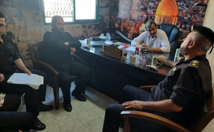 رئيس نيابة دير البلح الكلية/ يناقش  مع مدير مركز الإصلاح والتأهيل  بالمحافظة الوسطي محددات الاجازات البيتية للنزلاء