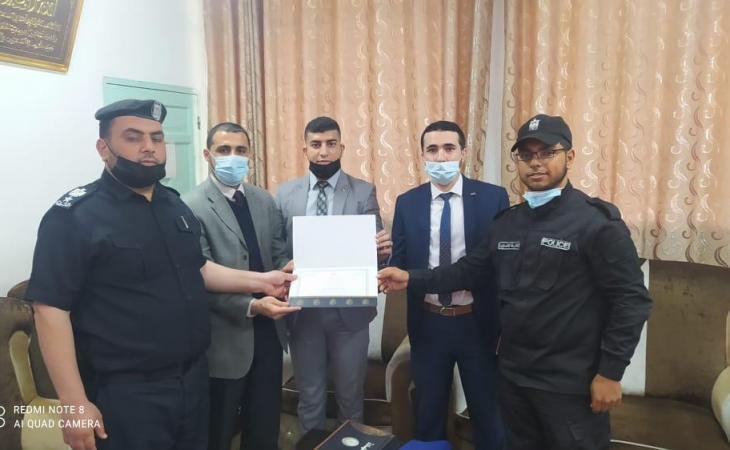 استمراراً لمنهجية التطوير الفني والإداري ..نيابة غزة تمنح  شهادات تدريبية لضباط التحقيق بمركز شرطة الشجاعية عن فنون ومهارات التحقيق الجنائي