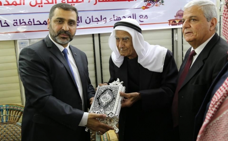 النائب العام خلال زيارته لوجهاء ومخاتير محافظة خانيونس.