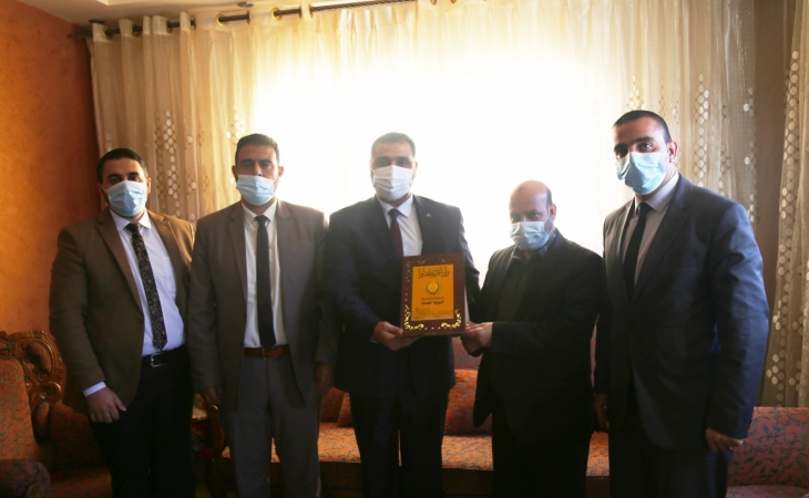 النائب العام المستشار/ضياء الدين المدهون، ورئيس نيابة خانيونس المستشار/كرم حسنين، ورئيس ديوان النائب العام المستشار/محمد مراد، يكرمون د.كامل أبوماضي رئيس سلطة الأراضي سابقاً، على جهوده في خدمة الوطن والمواطن