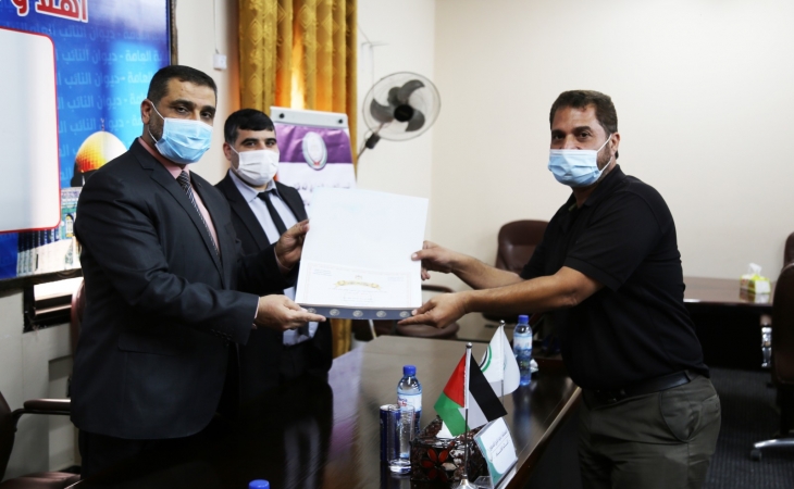 النائب العام المستشار/ضياء الدين المدهون، وبحضور مدير عام النيابة العامة د.ماهر المصري، ورئيس ديوان النائب العام المستشار/محمد مراد، يكرّمون الإخوة السائقين على تفانيهم في سرعة الاستجابة بتنفيذ المهام وقت الطوارئ والأزمات (جائحة كورونا)