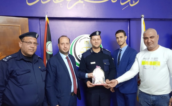 نيابة الوسطى الجزئية تكرم نقيب متقاعد من مرتبات الشرطة القضائية في سرايا النيابة
