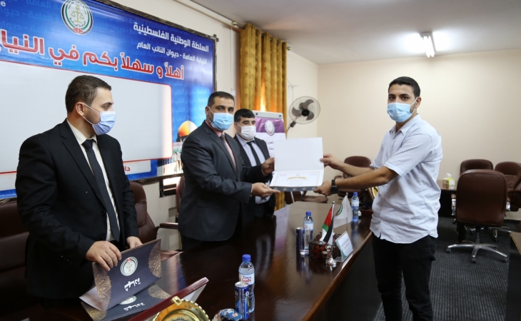 النائب العام المستشار/ضياء الدين المدهون، وبحضور مدير عام النيابة العامة د.ماهر المصري، ورئيس ديوان النائب العام المستشار/محمد مراد، يكرّمون الإخوة السائقين على تفانيهم في سرعة الاستجابة بتنفيذ المهام وقت الطوارئ والأزمات (جائحة كورونا)