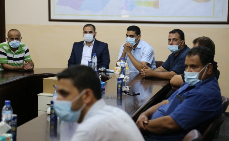 النائب العام المستشار/ضياء الدين المدهون، وبحضور مدير عام النيابة العامة د.ماهر المصري، ورئيس ديوان النائب العام المستشار/محمد مراد، يكرّمون الإخوة السائقين على تفانيهم في سرعة الاستجابة بتنفيذ المهام وقت الطوارئ والأزمات (جائحة كورونا)
