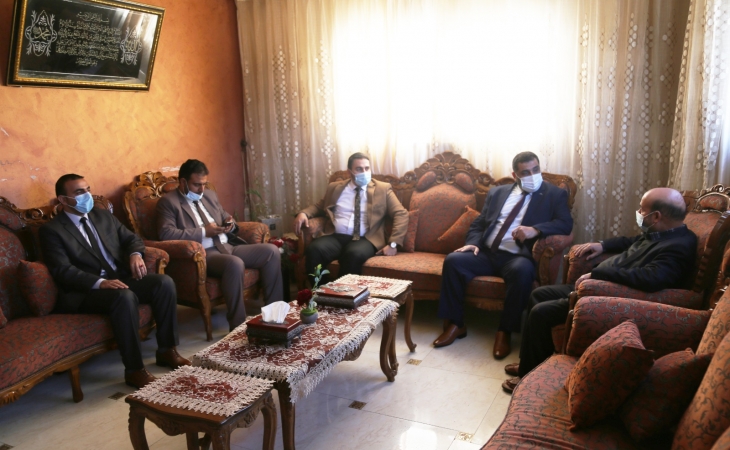 النائب العام المستشار/ضياء الدين المدهون، ورئيس نيابة خانيونس المستشار/كرم حسنين، ورئيس ديوان النائب العام المستشار/محمد مراد، يكرمون د.كامل أبوماضي رئيس سلطة الأراضي سابقاً، على جهوده في خدمة الوطن والمواطن
