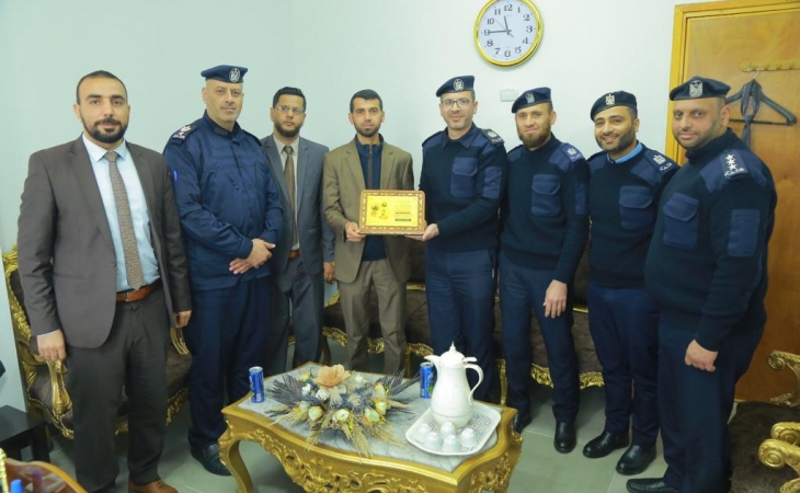 مركز شرطة خانيونس يُكرّم رئيس ووكيلا نيابة خان يونس الجزئية تقديراً لجهودهم وتعزيزاً للتعاون المشترك