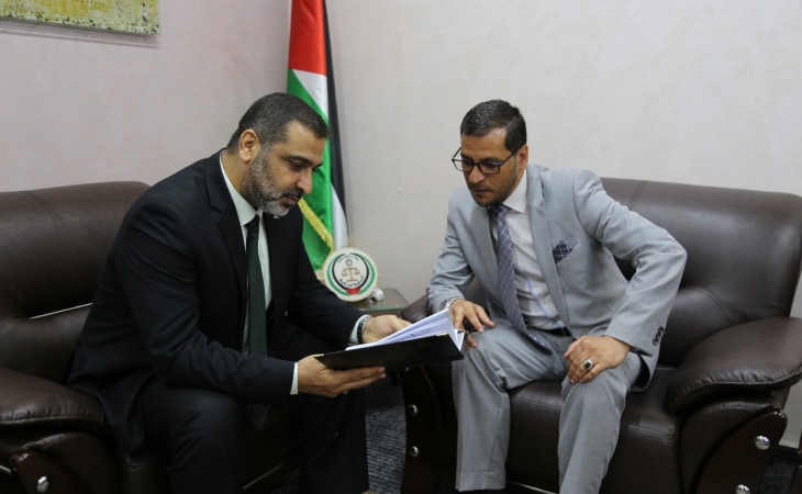 وكيل النيابة العامة محمد الطويل يهدي النائب العام رسالته في الدراسات العليا " الماجستير"