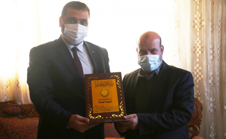 النائب العام المستشار/ضياء الدين المدهون، ورئيس نيابة خانيونس المستشار/كرم حسنين، ورئيس ديوان النائب العام المستشار/محمد مراد، يكرمون د.كامل أبوماضي رئيس سلطة الأراضي سابقاً، على جهوده في خدمة الوطن والمواطن
