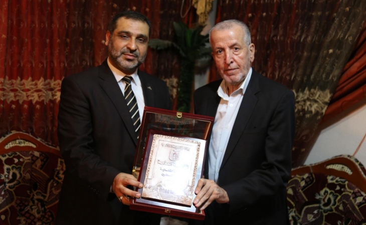 النائب العام يكرم قاضي المحكمة العليا السابق عبد الفتاح الأغا